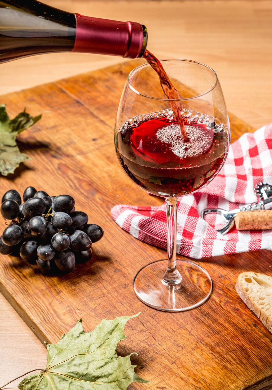 Красное вино может усугубить мигрень.