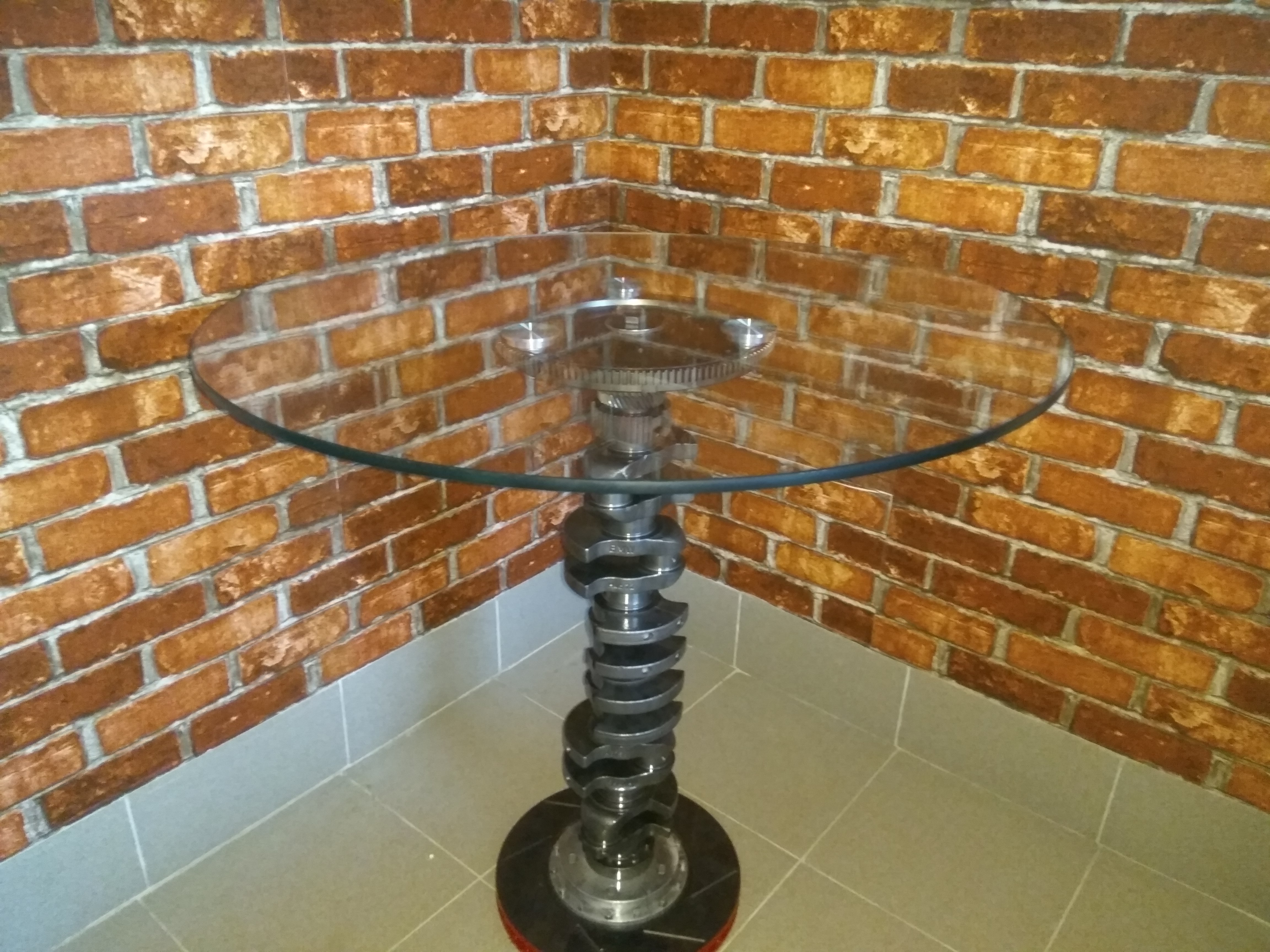 (photo) Two students from Varniţa make tables and lamps from parts of cars and motorcycles