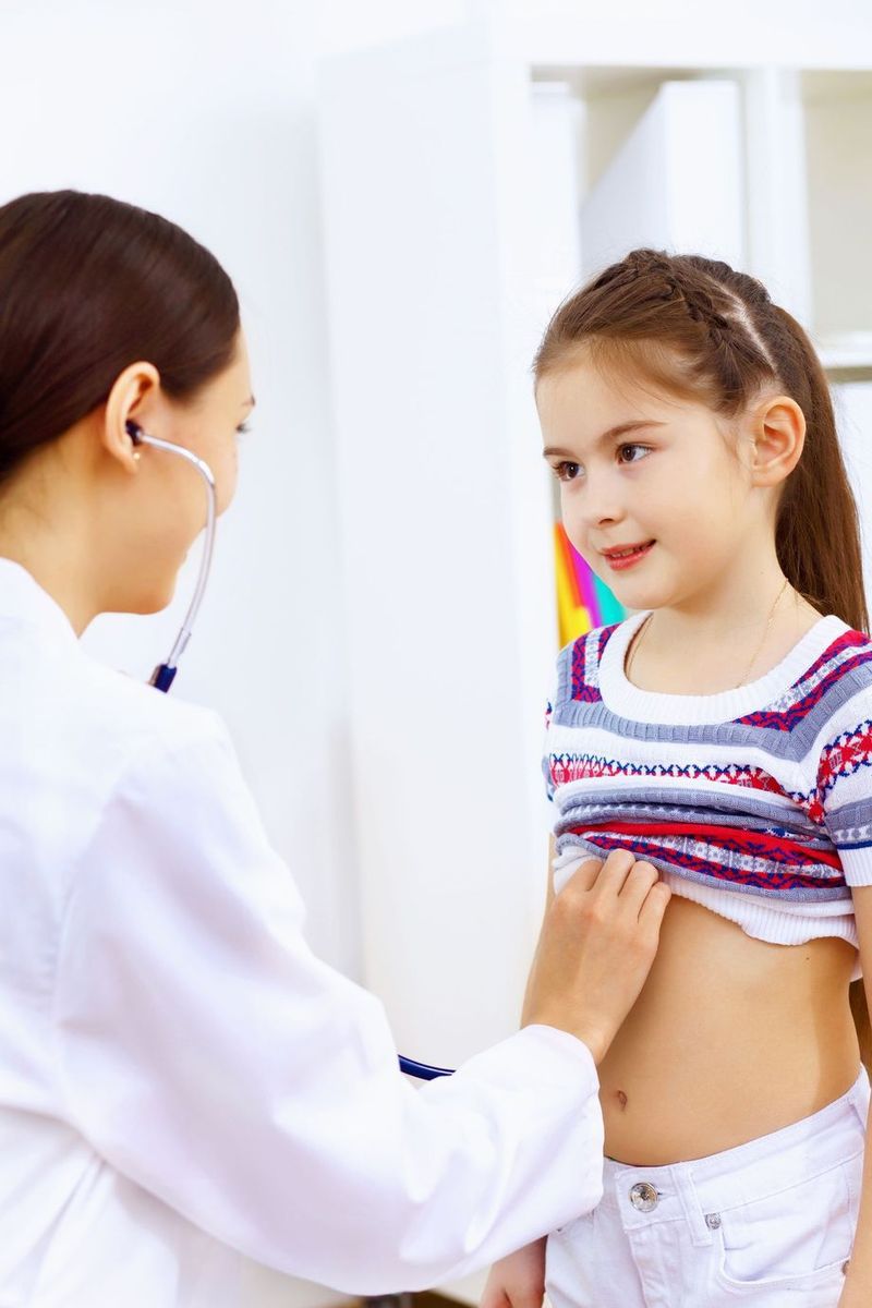 De ce apare pubertatea precoce la fetiţe: simptome, factori favorizanţi, diagnostic şi tratament