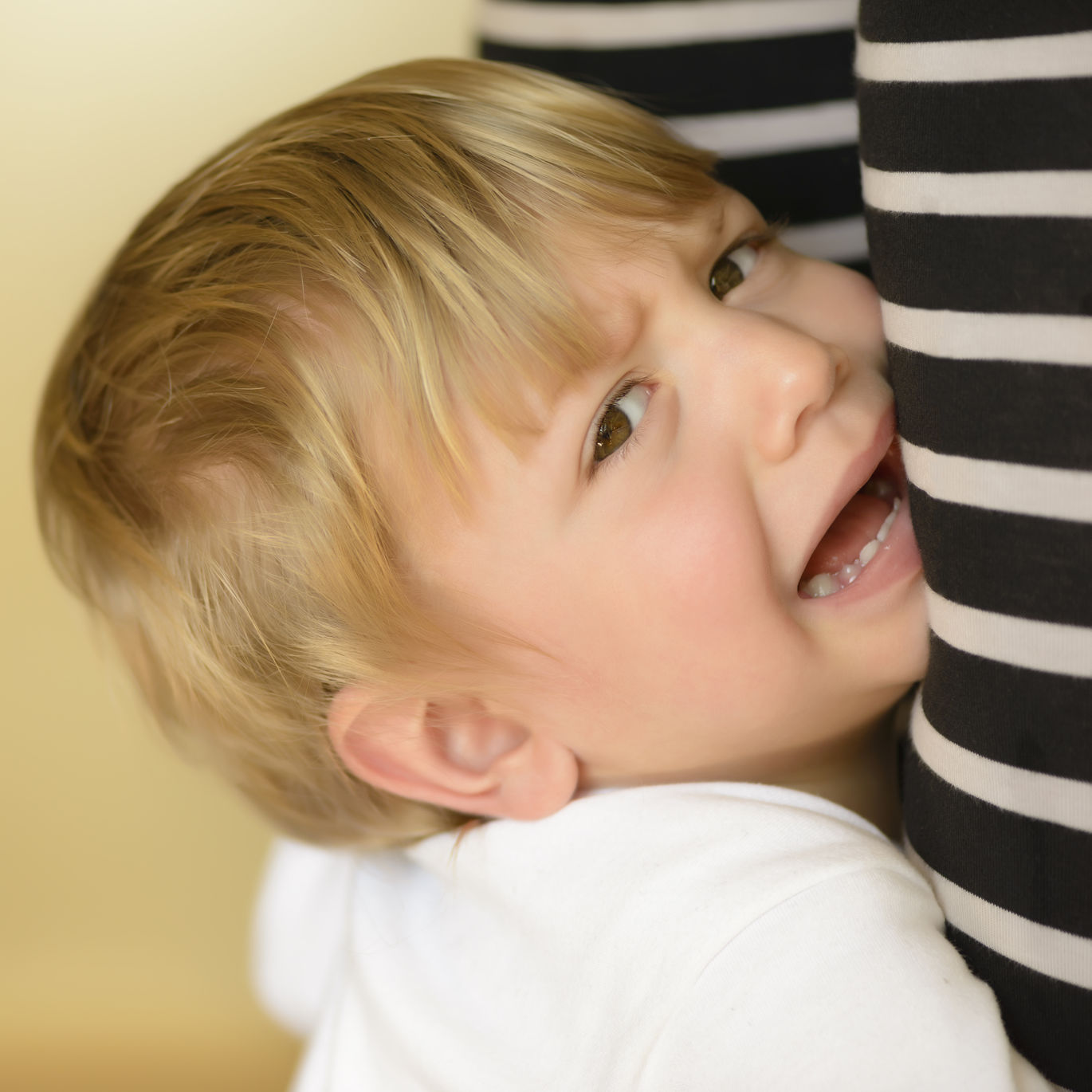 Frica de străini la copilul mic: cum  i l ajuţi să scape de ea