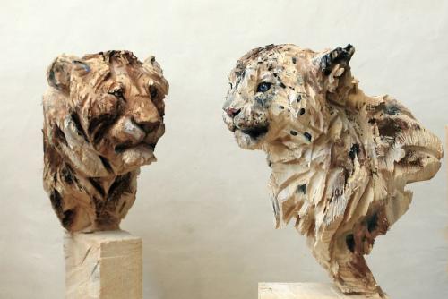 (photo) An artist from Germany creates wooden sculptures that seem to take life