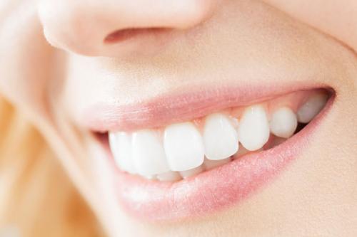 3 modalităţi de a-ţi menţine dinţii albi