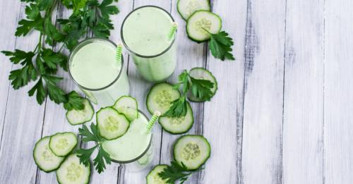Detoxifying the body: Smoothie with lemon, cucumber and parsley