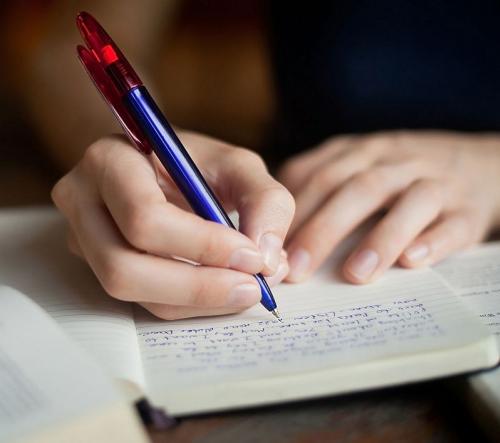 Scrisul de mană oferă rezultate mai bune la  invăţătură!